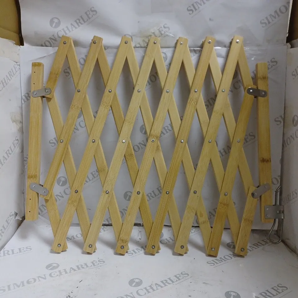 WOODEN EXTENDABLE BARRIER - NATURAL. 