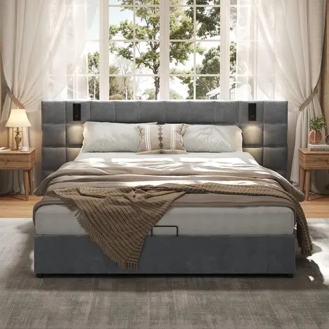 BOXED PLATFORM BED FRAME WITH WIDE HEADBOARD, READING LAMP AND USB PORT - 5' KING SIZE, GREY (2 BOXES)