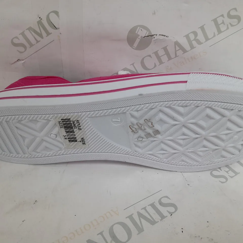 BOXED PAIR OF REDFISH LACE UP LOWS IN PINK - SIZE 7