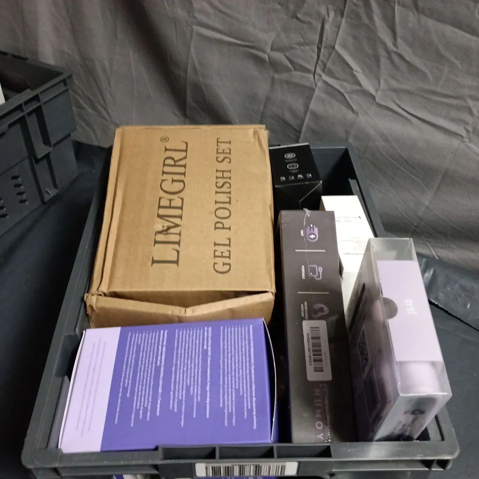 APPROXIMATELY 10 ASSORTED HEALTH AND BEAUTY ITEMS INCLUDING MINI SHAVER , HEATED BRUSH AND SLEEP MASK 