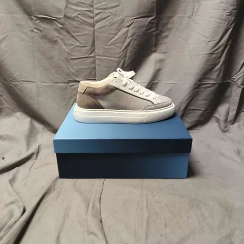 BOXED PAIR OF MENS CLEEN'S GREY AND WHITE TRAINERS - SIZE 9
