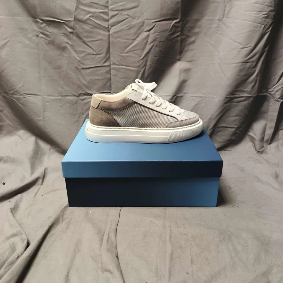 BOXED PAIR OF MENS CLEEN'S GREY AND WHITE TRAINERS - SIZE 9