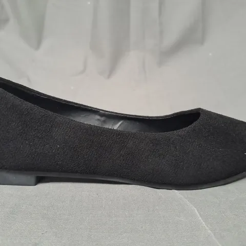 BOXED PAIR OF DESIGNER POINTED TOE SLIP-ON SHOES IN BLACK EU SIZE 39
