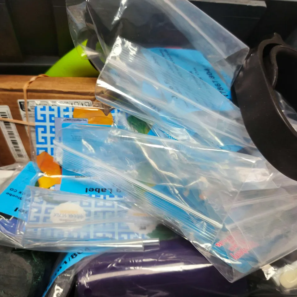 APPROXIMATELY 15 ASSORTED HOUSEHOLD PRODUCTS TO INCLUDE FROG ORNAMENT , PLUG ADAPTOR ETC...