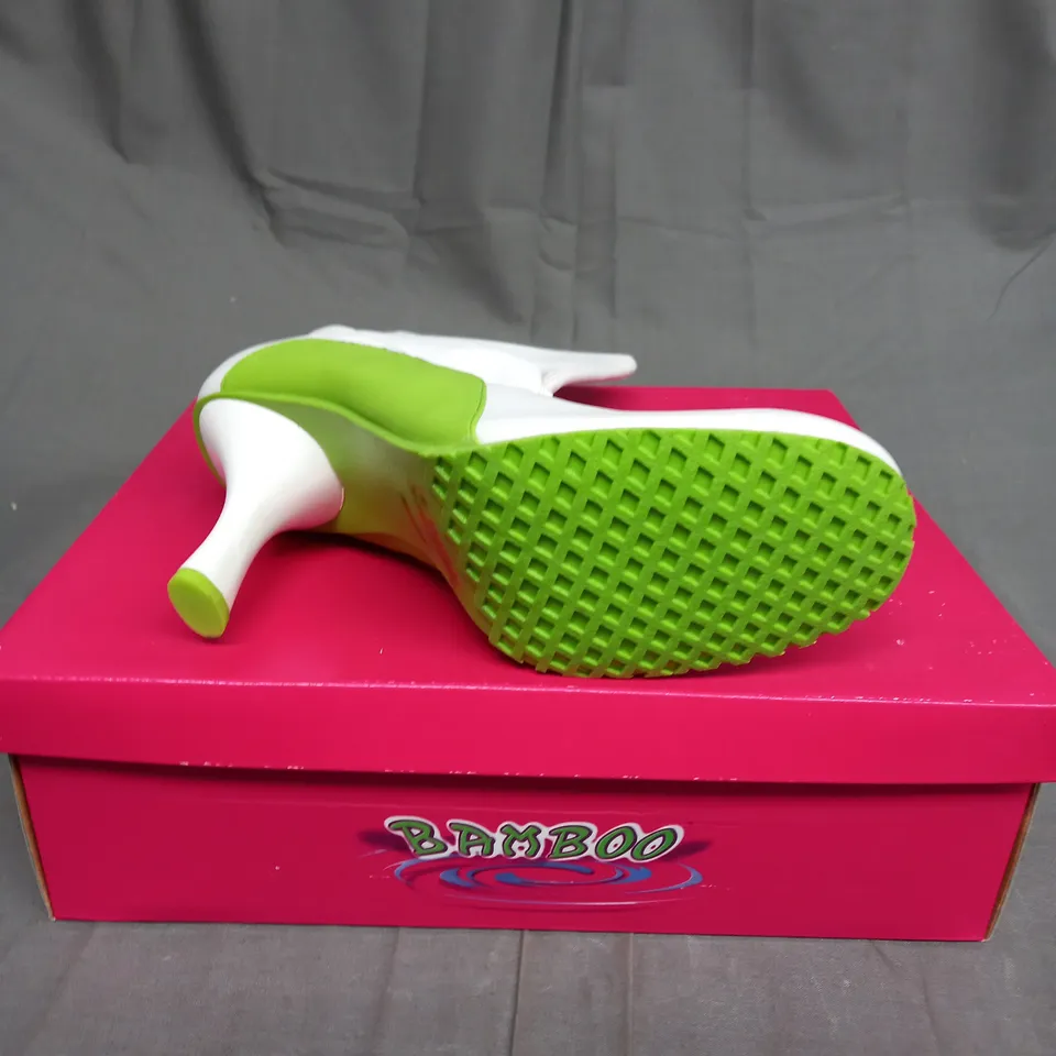 BOXED BAMBOO LEATHER BALLER HIGH HEEL SHOES IN GREEN AND WHITE SIZE 8