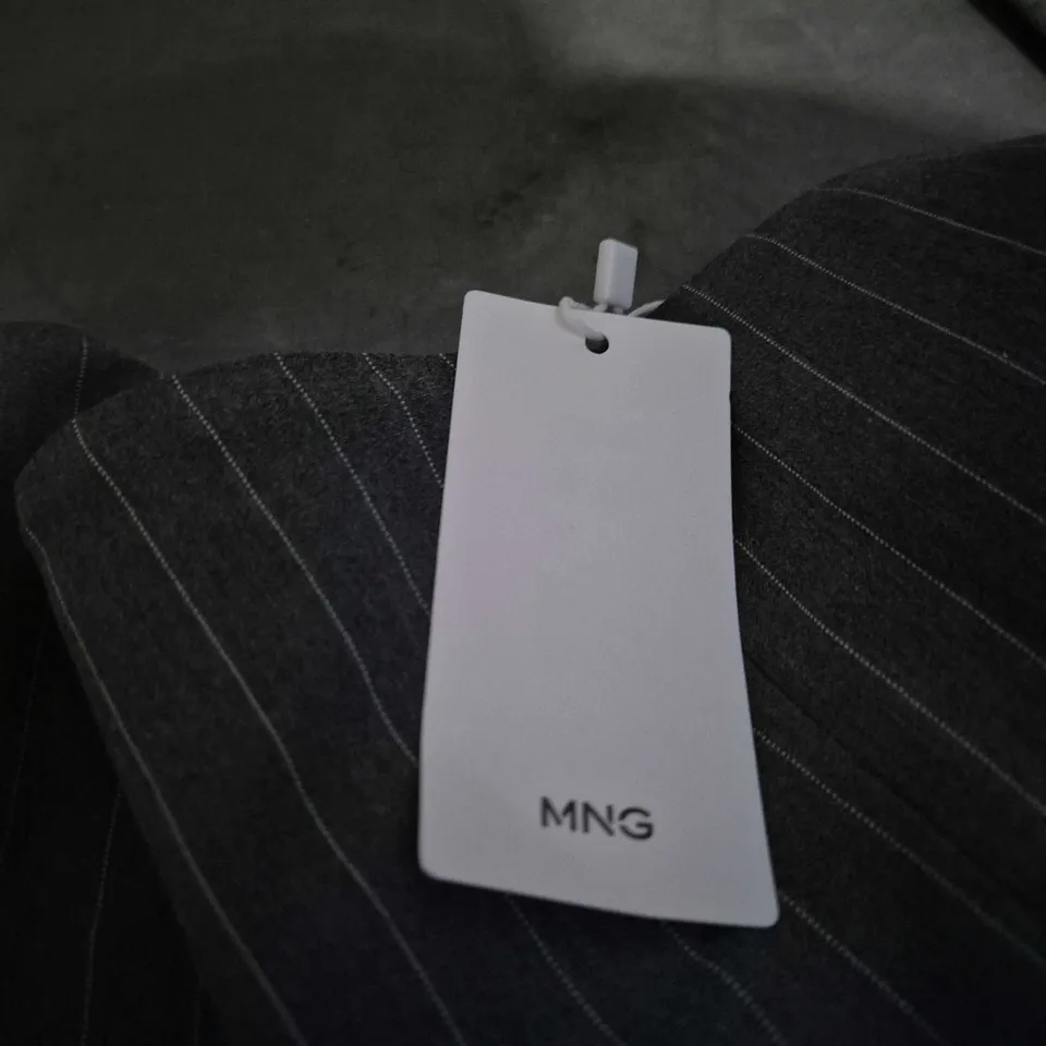 MANGO (MNG) WOMEN’S GREY PINSTRIPE SKIRT – UK SIZE L