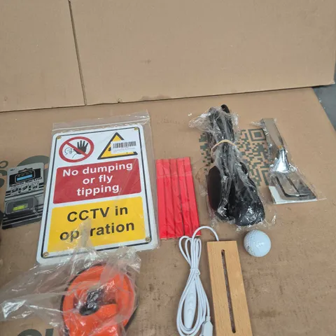 TOTE OF APPROXIMATELY 10 ASSORTED ITEMS INCLUDING A MAGNETIC MINI LEVEL, NO DUMPING OR FLY TIPPING SIGN AND SPACTULAS
