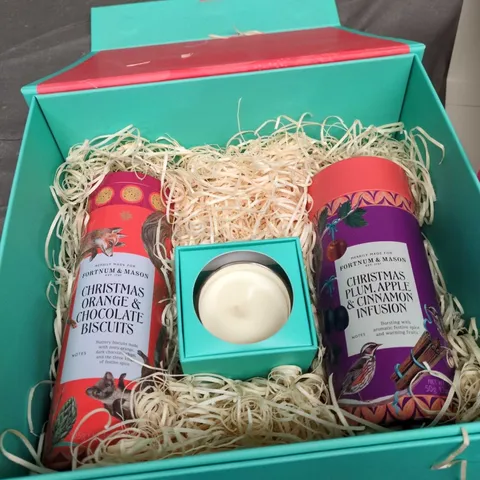 FORTNUM & MASON THE CHRISTMAS SPICE GIFT BOX – TWO FESTIVE TINS + CANDLE