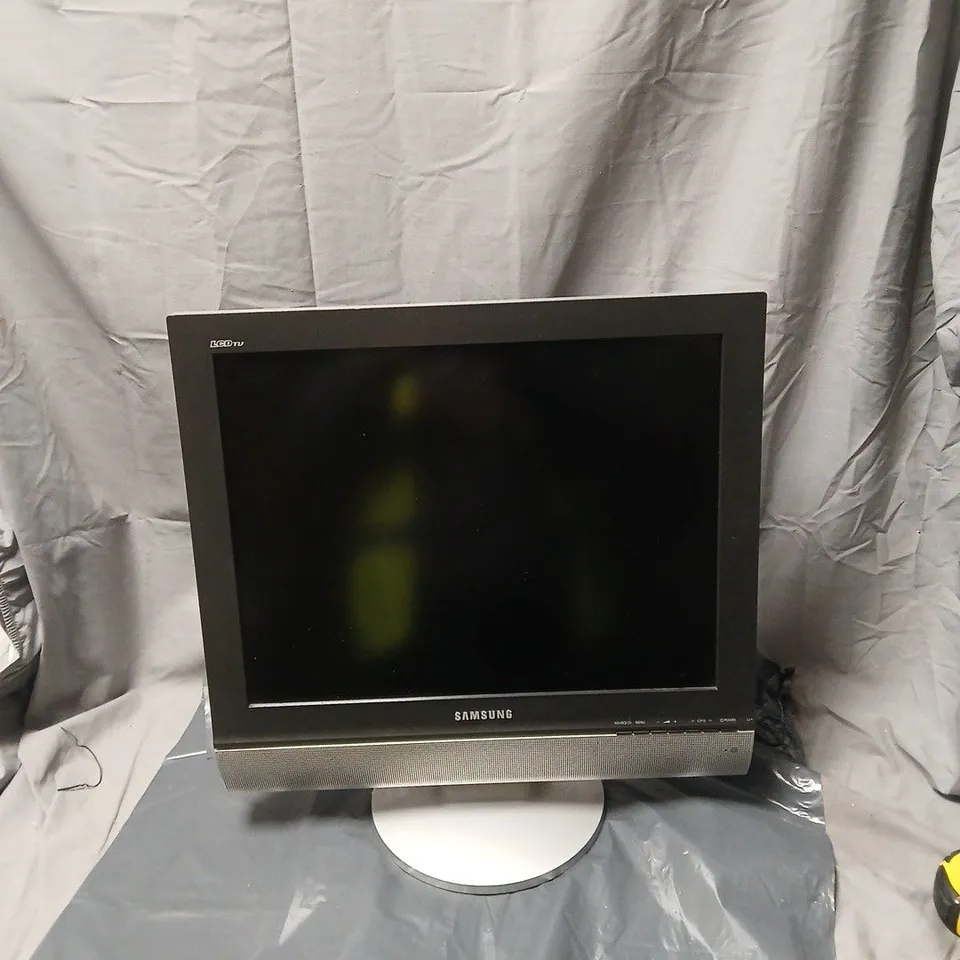 SAMSUNG LCD MONITOR – BLACK BEZEL WITH SILVER CIRCULAR STAND. UNBOXED