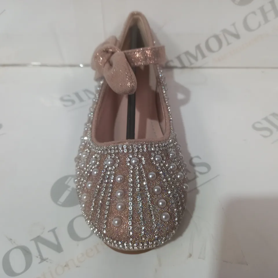 BOXED PAIR OF DESIGNER KIDS SHOES IN ROSE GOLD W. GLITTER AND JEWEL EFFECT EU SIZE 28