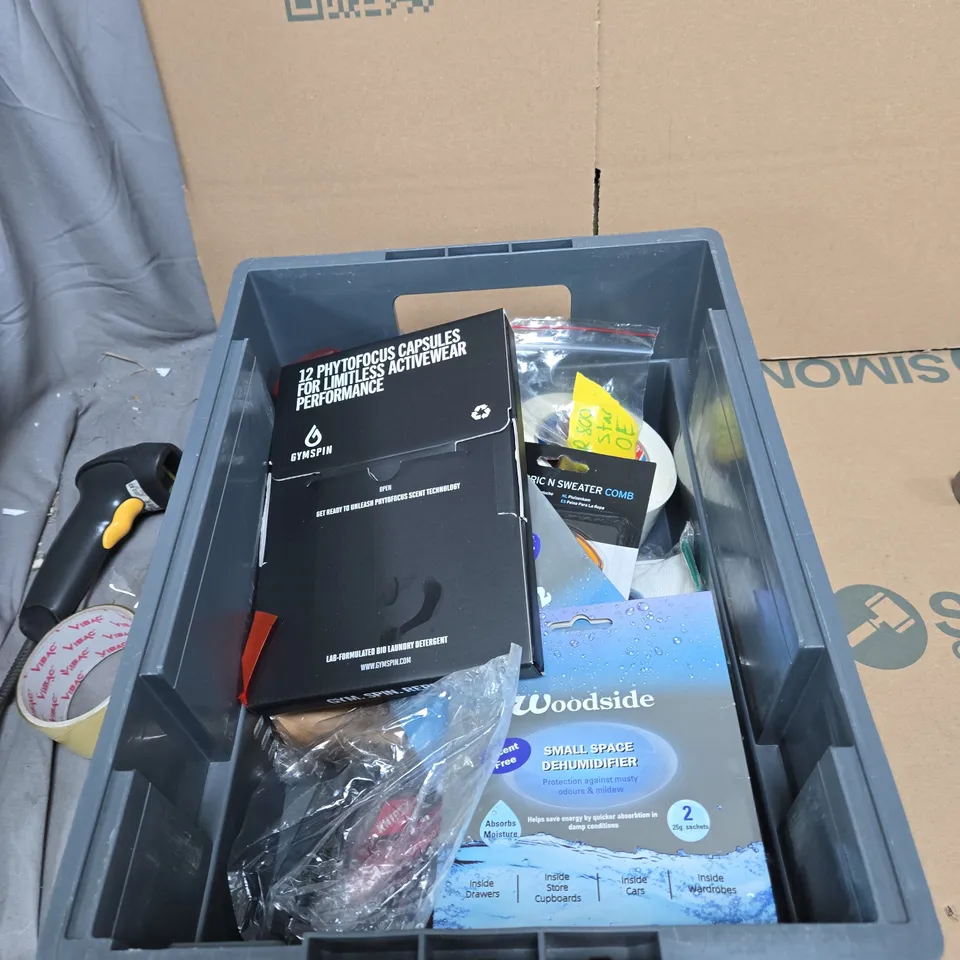 TOTE OF APPROXIMATELY 20 ASSORTED ITEMS TO INCLUDE: HAMMER