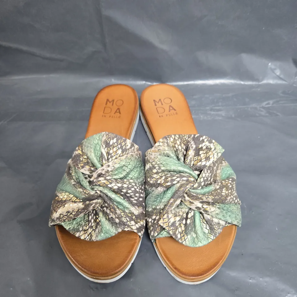 BOXED PAIR OF MODA SNAKE PRINT TWIST BOW SPORTY SANDAL - UK SIZE 39