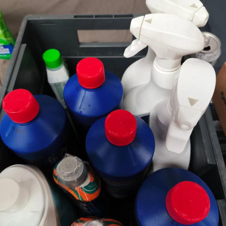 APPROXIMATELY 10 ASSORTED HOUSEHOLD LIQUID PRODUCTS TO INCLUDE - MOULD REMOVER , GROUT CLEANER , ETC 
