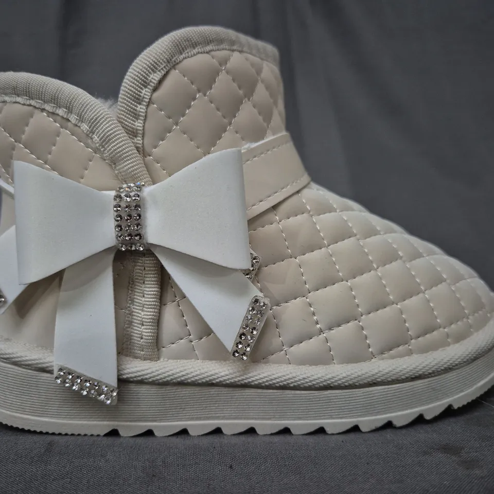 BOXED PAIR OF UNBRANDED KID'S QUILTED ANKLE BOOTS IN CREAM W. BOW & DIAMANTE EFFECT DETAIL EU SIZE 26