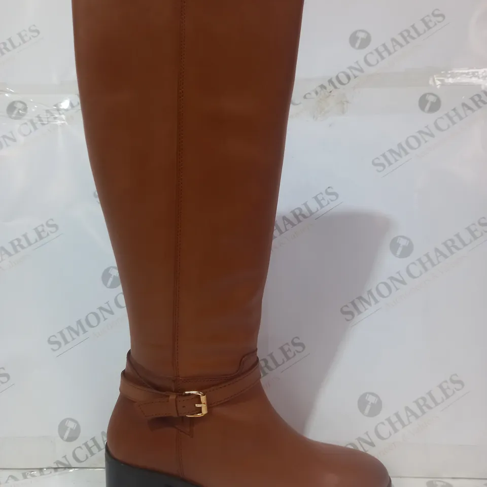 BOXED PAIR OF DUNE LONDON 511 TRUSTI BUCKLE HEELED KNEE HIGH BOOTS IN TAN SIZE 6