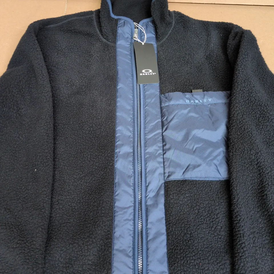 OAKLEY FLEECE JACKET - BLACK WITH BLUE NYLON CHEST PANEL SIZE M