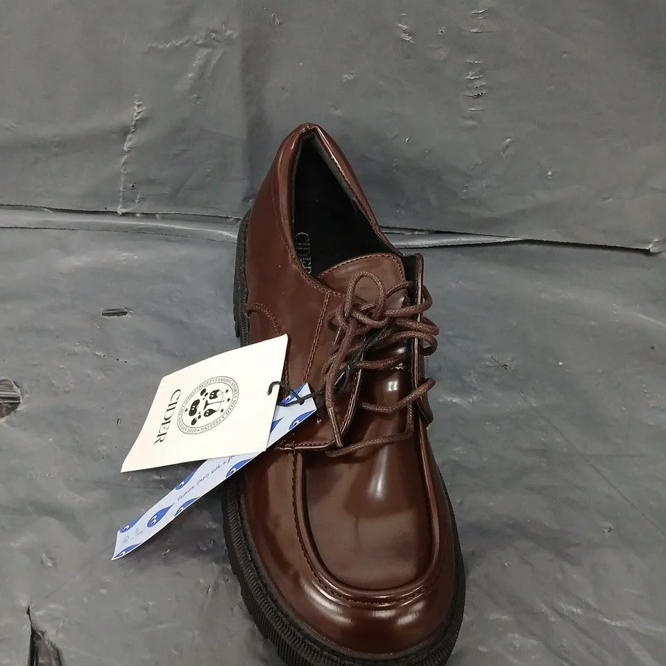 PAIR OF CIDER LACE UP SHOES IN BROWN - 8.5