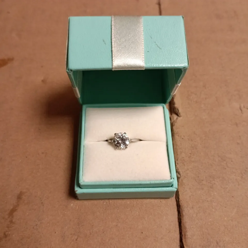 SOLITAIRE RING IN WHITE METAL – TURQUOISE PRESENTATION BOX