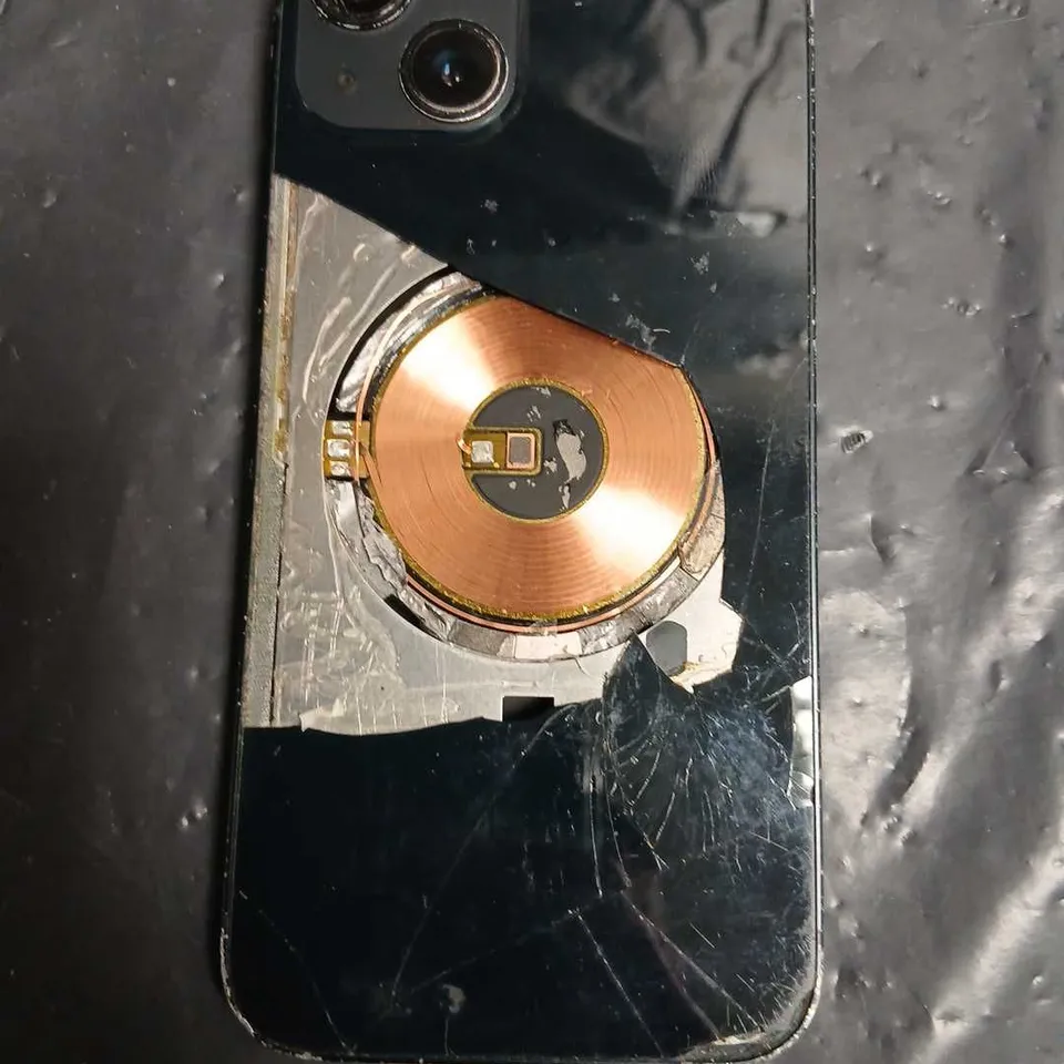 APPLE IPHONE BLACK  – CRACKED SCREEN & BACK GLASS MODEL UNVERIFIED