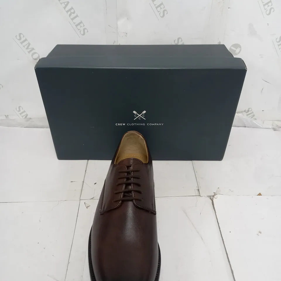 BOXED PAIR OF CREW CLOTHING NOAH LEATHER DERBY BOOTS IN CHOCOLATE SIZE 43 