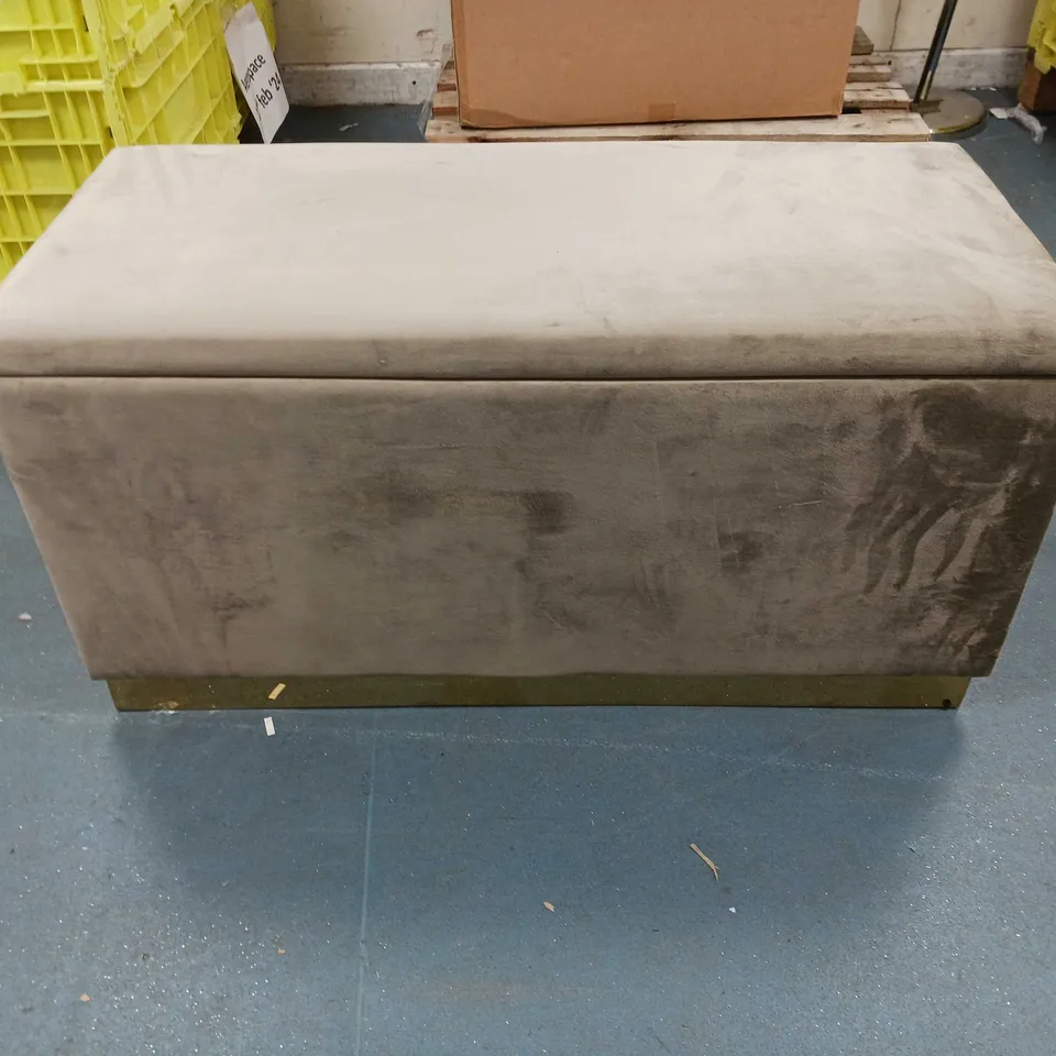 ALISON CORK VELVET STORAGE WITH TWO STOOL MINK/GOLD