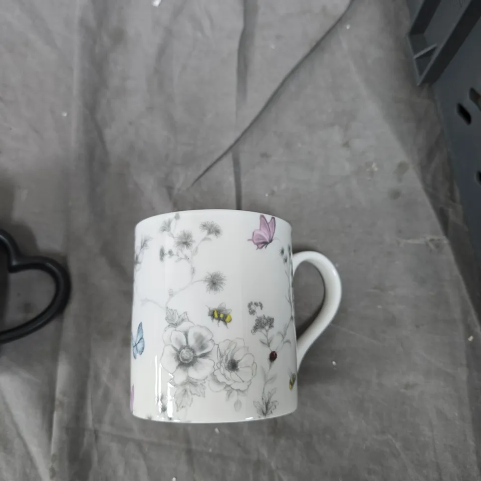 TOTE OF APPROXIMATELY 14 ASSORTED GLASS/CERAMIC ITEMS TO INCLUDE: FLORAL MUG AND COLOUR CHANGING MUG