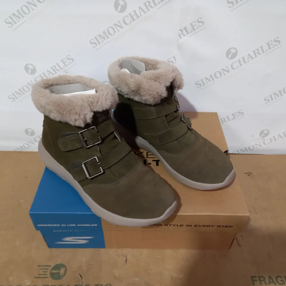 BOXED PAIR OF SKECHERS OLIVE BOOTS- SIZE 7