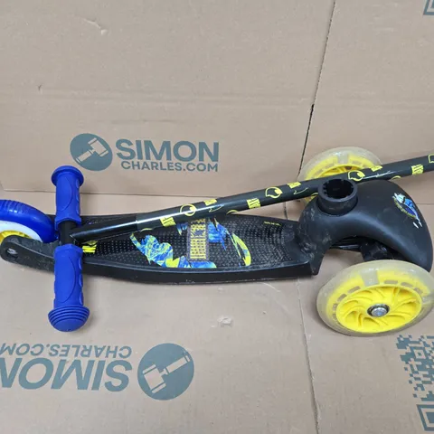 BATMAN TILT N TURN SCOOTER WITH LIGHT UP WHEELS