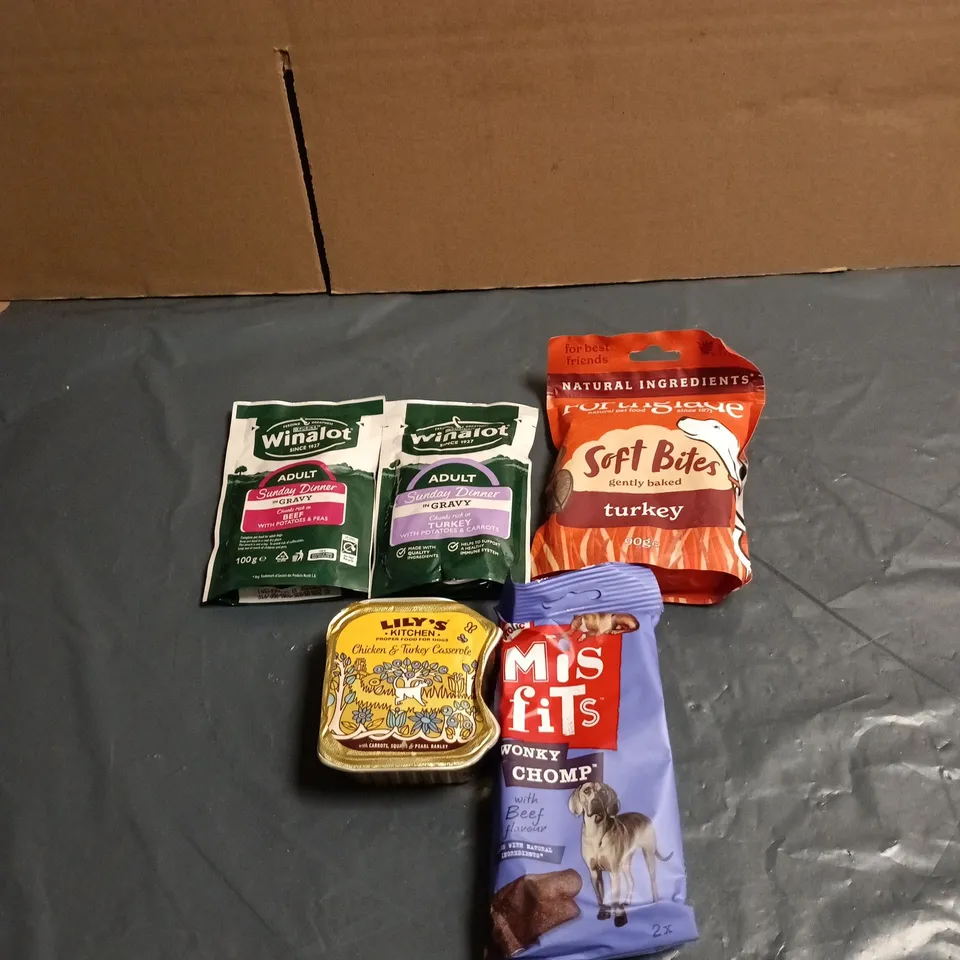 TOTE OF APPROXIMATELY 12 ASSORTED PET FOOD ITEMS TO INCLUDE WINALOT ADULT DOGS, FORTHGLADE SOFT BITES, MISFITS WONKY CHOMP ETC