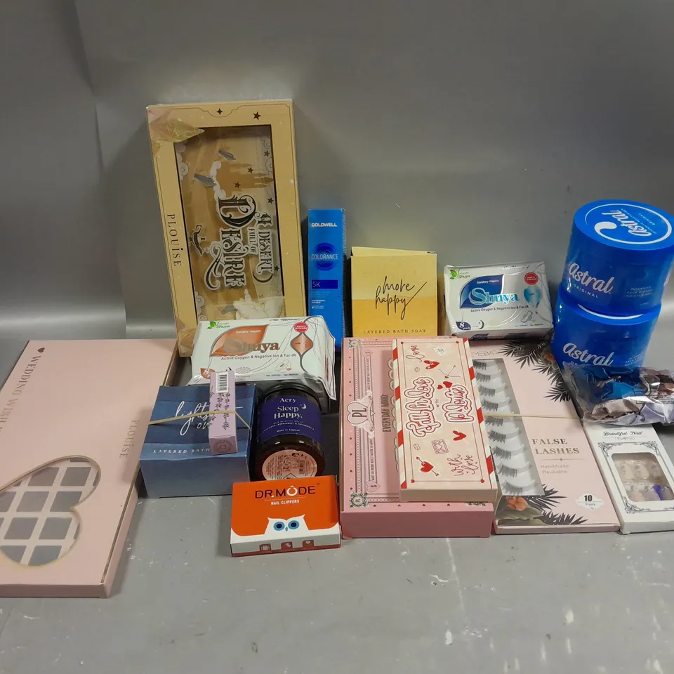 BOX OF APPROXIMATELY 15 COSMETIC ITEMS TO INCLUDE ASTRAL MOISTURISER, FALSE LASHES, PLOUISE PALLETE, ETC