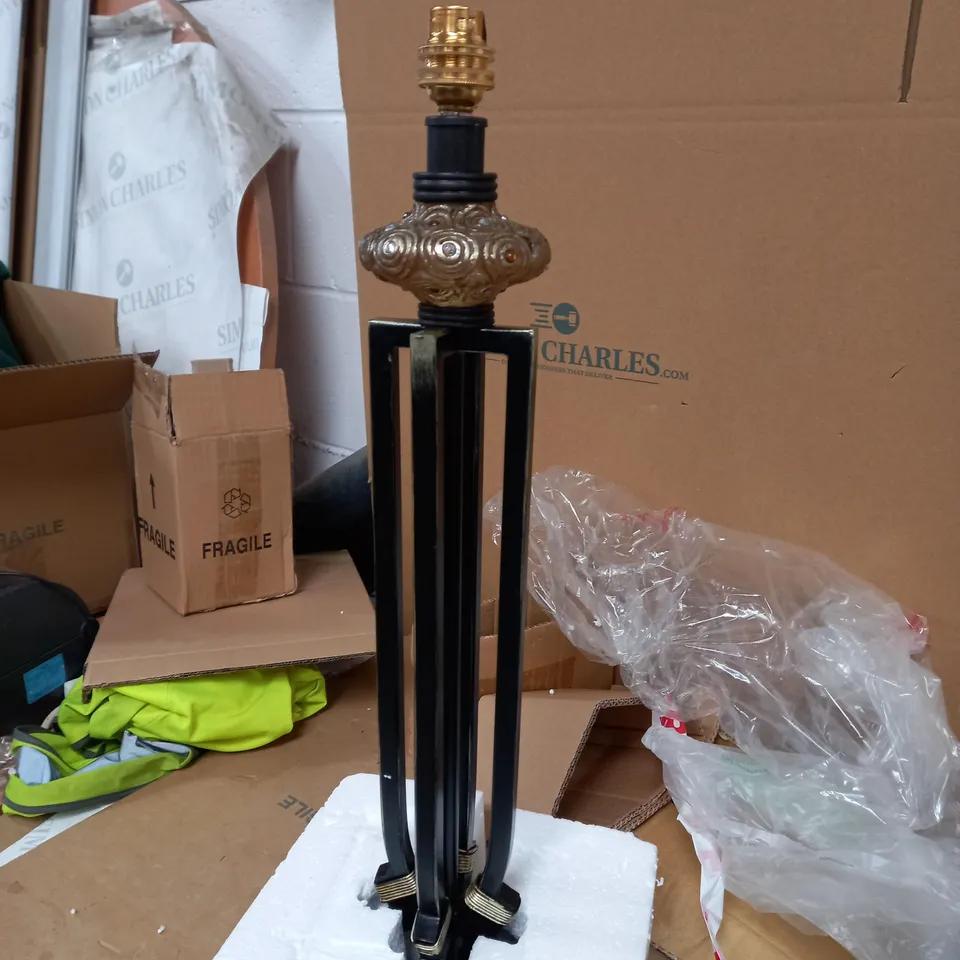 ANTIQUE GOLD METAL TABLE LAMP WITH CRYSTALS