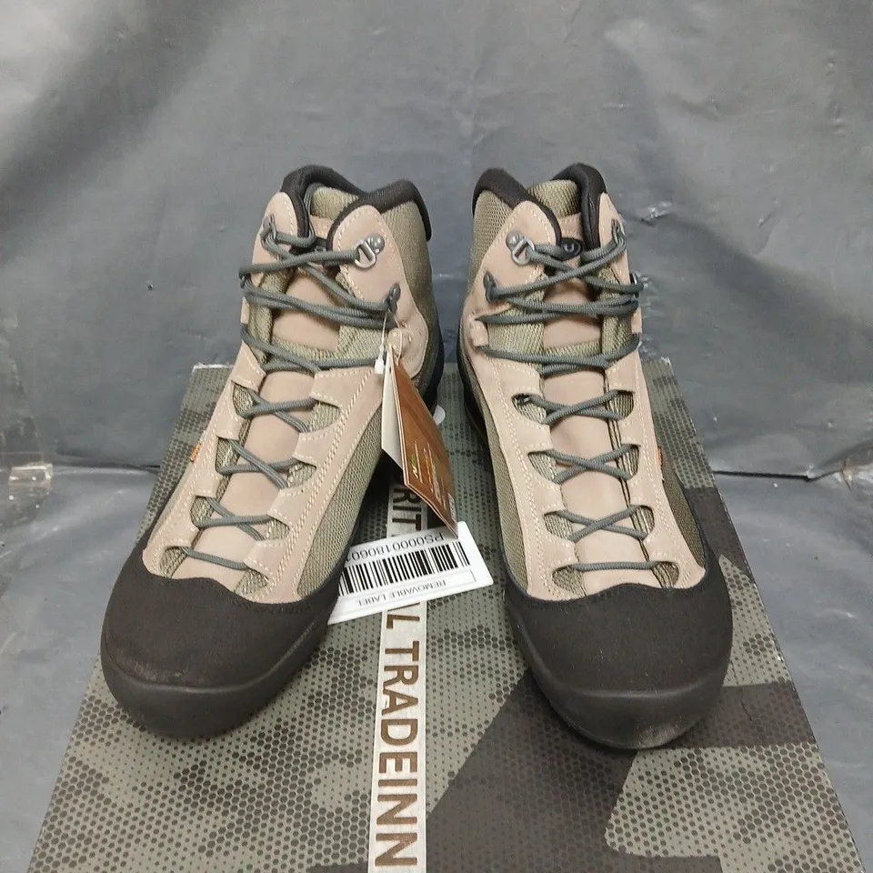 BOXED PAIR OF AKU TACTICAL SPIDER II BOOTS - 10