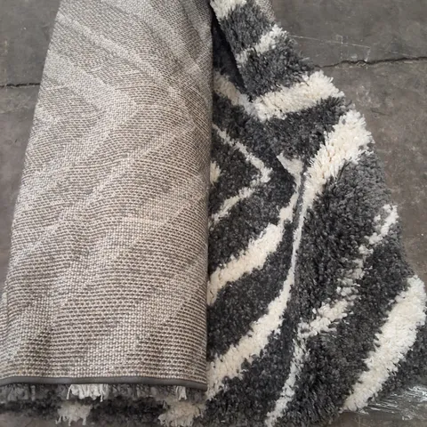 ROLLED GREY AND WHITE SHAGGY PATTERNED RUG - APPROXIMATELY 230CM X UNSPECIFIED 