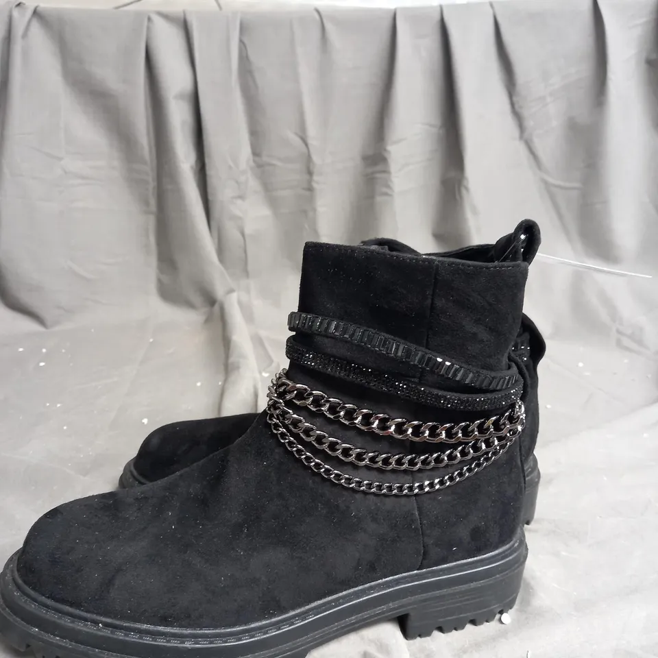 MODA IN PELLE ASTELLA CHAIN BOOT SIZE 6