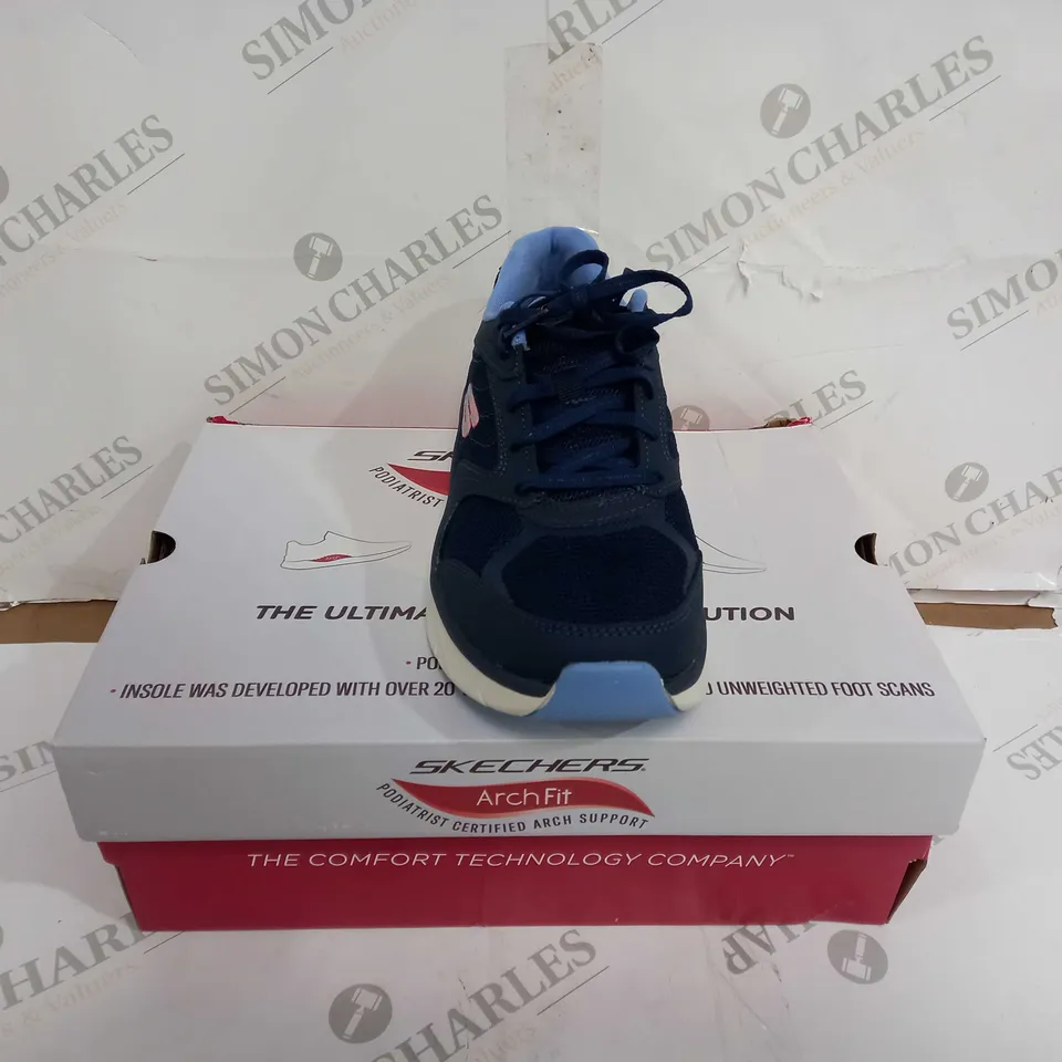BOXED PAIR OF SKECHERS ARCH FIT SHOES NAVY/BLUE UK SIZE 6