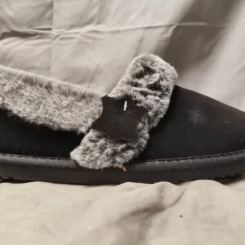 PAIR OF HUSH PUPPIES SLIPPERS IN BLACK/GREY SIZE 8