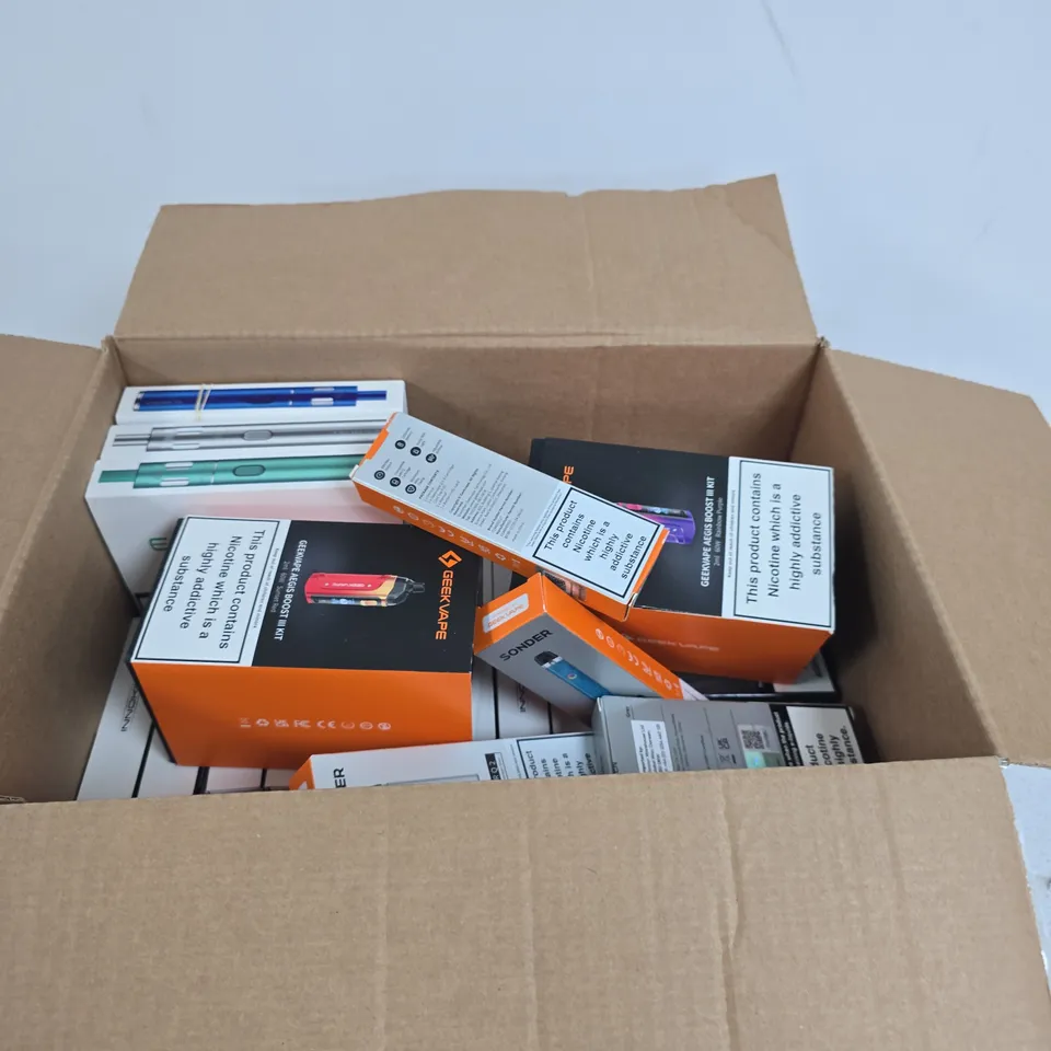 APPROXIMATELY 20 ASSORTED E-CIG PRODUCTS AND ACCESSORIES TO INCLUDE INNOKIN, GEEKVAPE