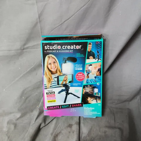 BOXED STUDIO CREATOR PODCAST & VLOGGING KIT