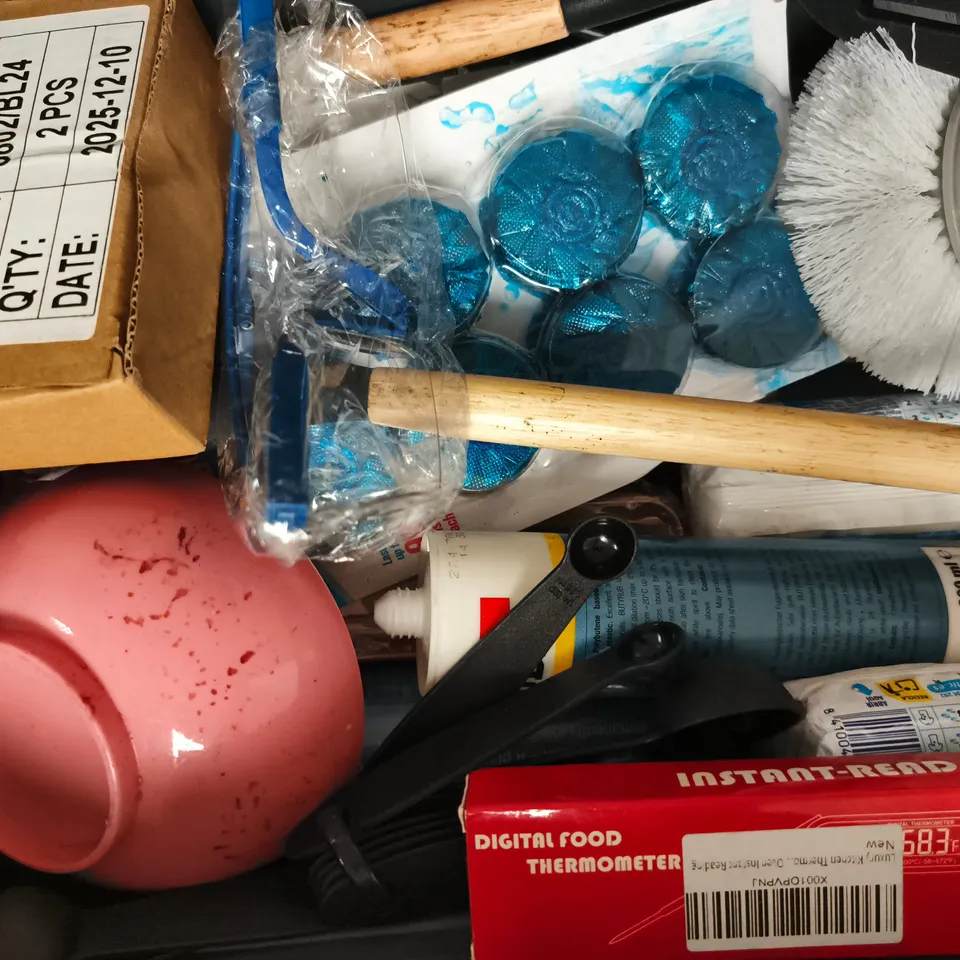 APPROXIMATELY 10 ASSORTED HOUSEHOLD ITEMS