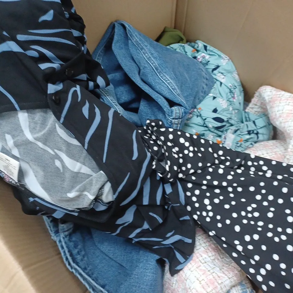 APROXIMATELY 10 ASSORTED CLOTHING ITEMS TO INCLUDE JACKETS, DRESSES, JEANS, ETC