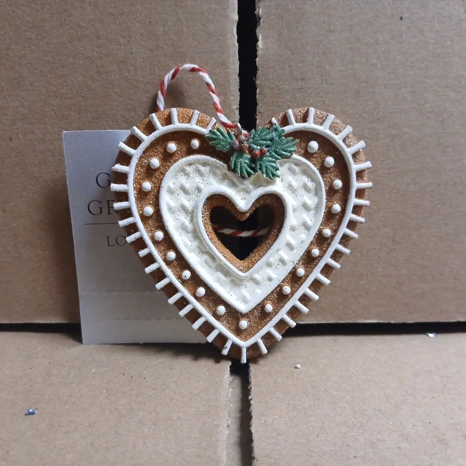 BOX OF APPROXIMATELY 10 GISELA GRAHAM RESIN GINGERBREAD CUT OUT HEART CHRISTMAS TREE DECORATIONS