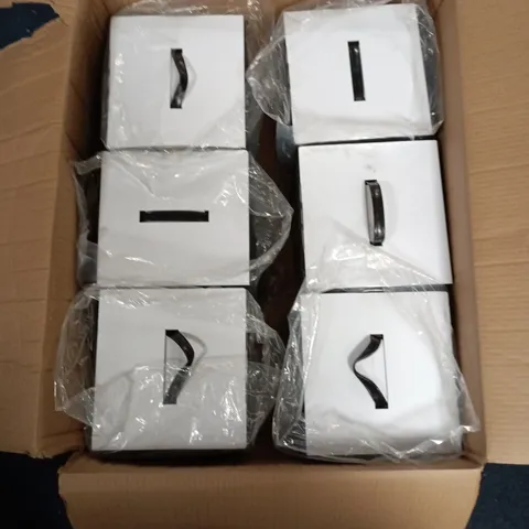 BOX OF APPROXIMATELY 6 CHARGE DOCKS FOR OCULUS QUEST