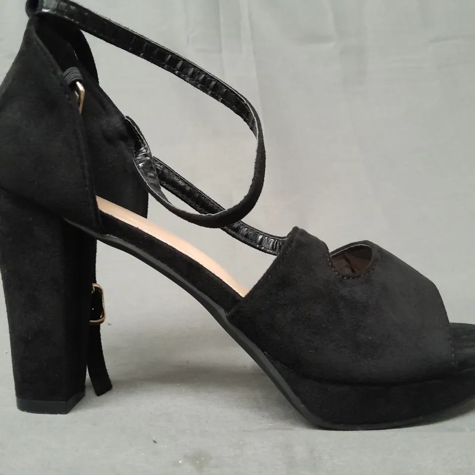 BOXED PAIR OF DESIGNER OPEN TOE BLOCK HEELS IN BLACK EU SIZE 39