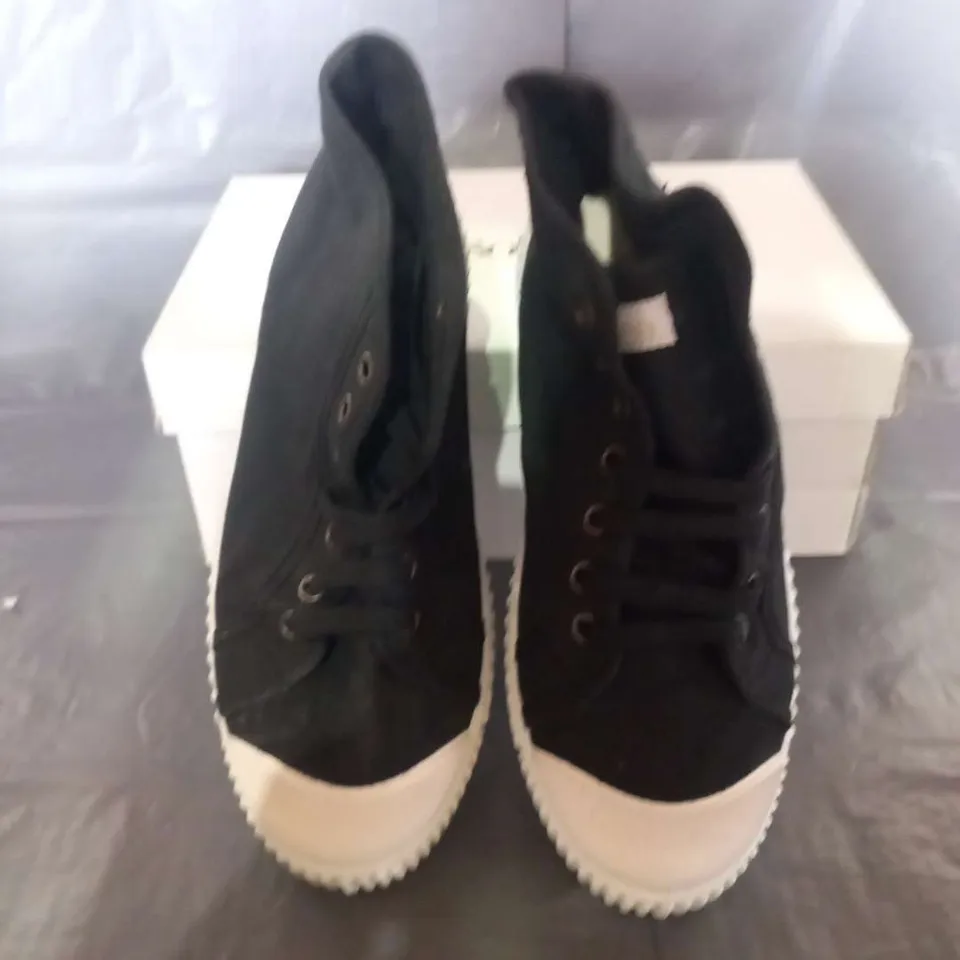 BOXED SOLEA BUMPY BLACK CANVAS SNEAKERS SIZE 4