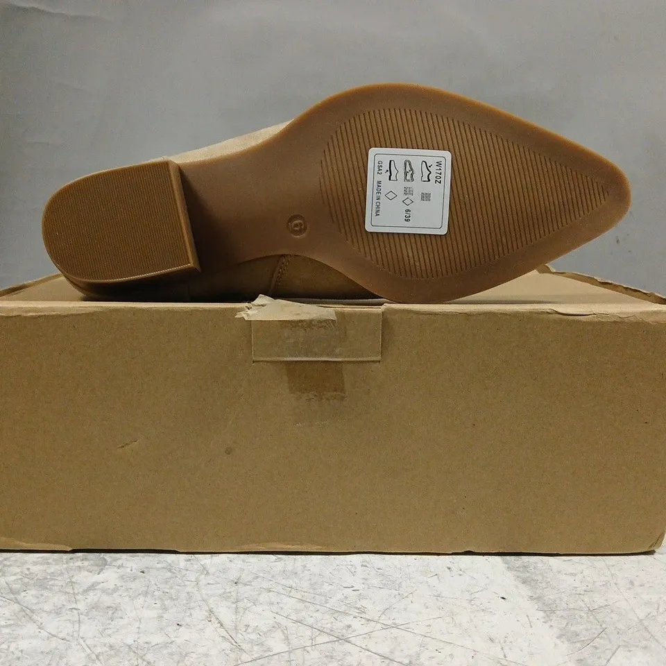 BOXED PAIR OF EVERYDAY WESTERN ANKLE BOOTS IN BEIGE SIZE 6