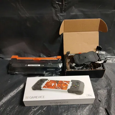 BOX OF APPROXIMATELY 8 ASSORTED ITEMS TO INCLUDE - TONER CARTRIDGES - PHONE MOUNT - GAMEVICE