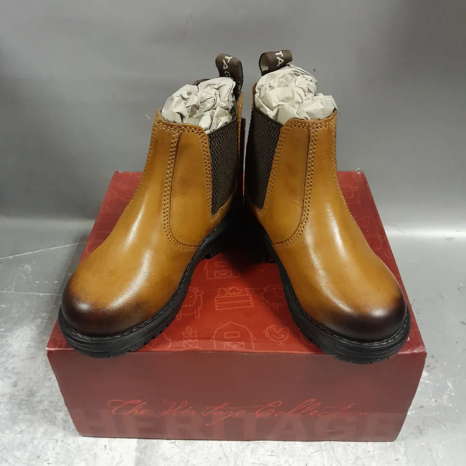 BOXED PAIR OF HERITAGE WRANGLER JUNIOR SHOES IN TAN SIZE 7