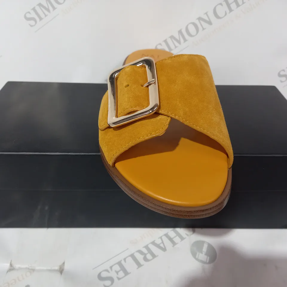 BOXED PAIR OF NATURALIZER FORREST OPEN TOE SLIDER SANDALS IN GOLD UK SIZE 4