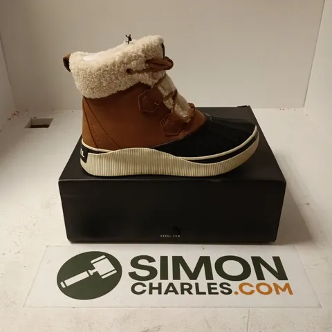 BOXED PAIR OF SOREL OUT N ABOUT IV CHILL WP BOOTS IN BROWN/BLACK - UK 7