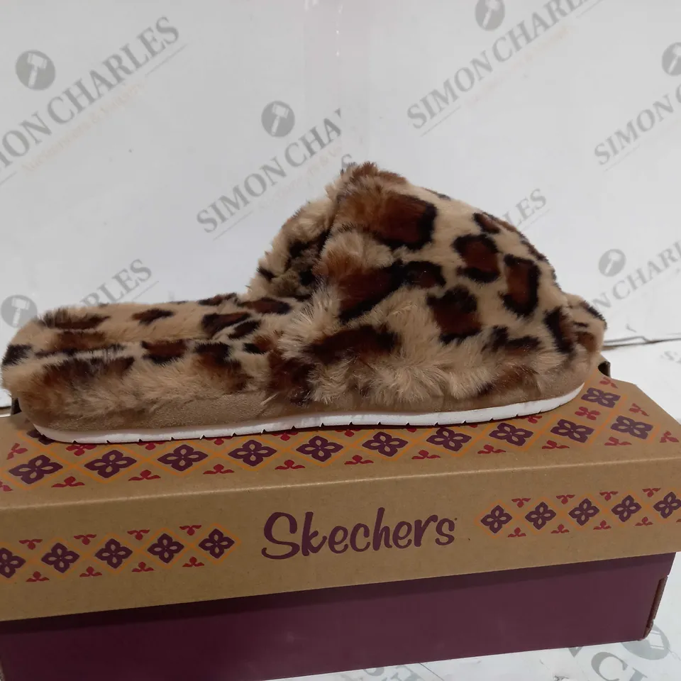 BOXED SKETCHERS MEMORY FOAM LEOPARD PRINT SLIPPERS - SIZE UK 6